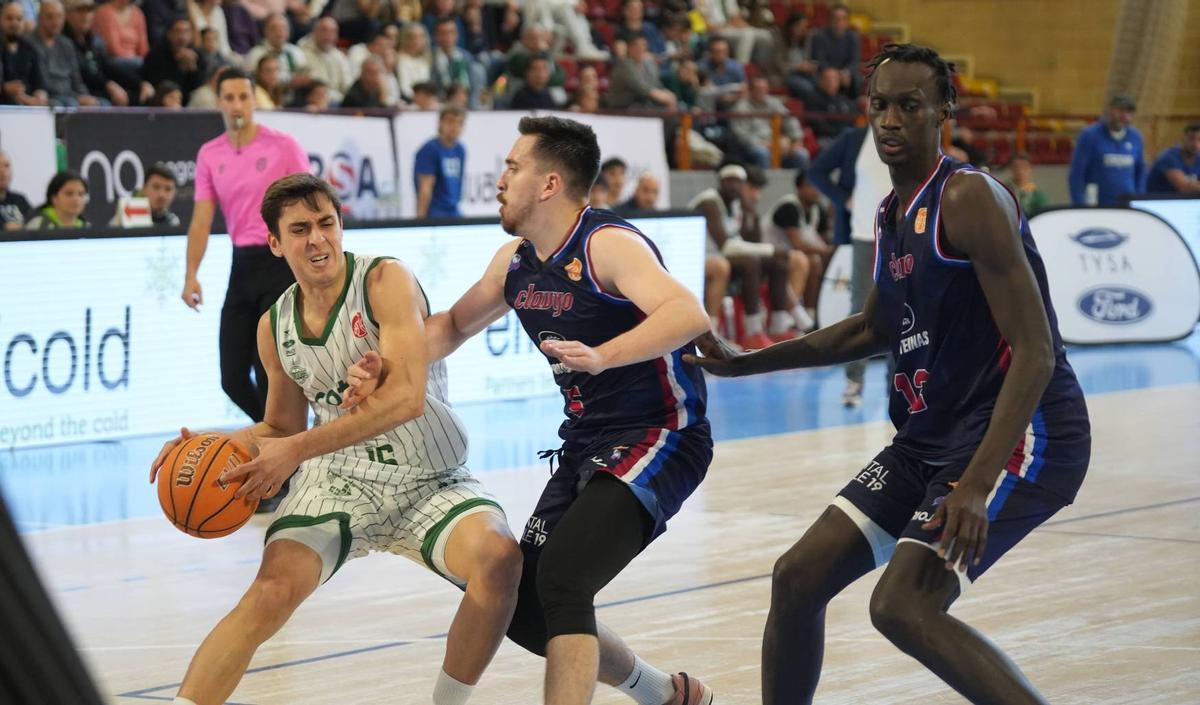 Pablo Sánchez intenta superar a un rival.