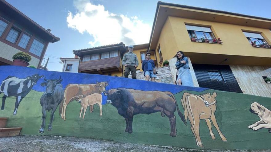 «Jesusangel», Araceli Flores y Elena Álvarez; con el mural de las vacas, en recuerdo al abrevadero, a sus pies. | C. M. B.