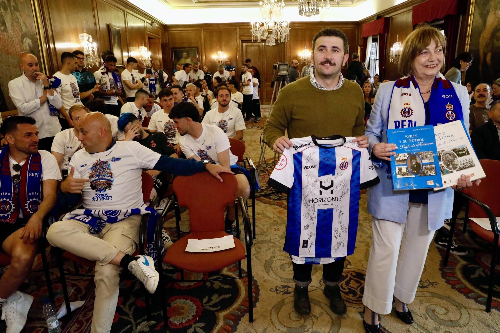 EN IMÁGENES: Así fue el recibimiento de los jugadores del Real Avilés en el Ayuntamiento