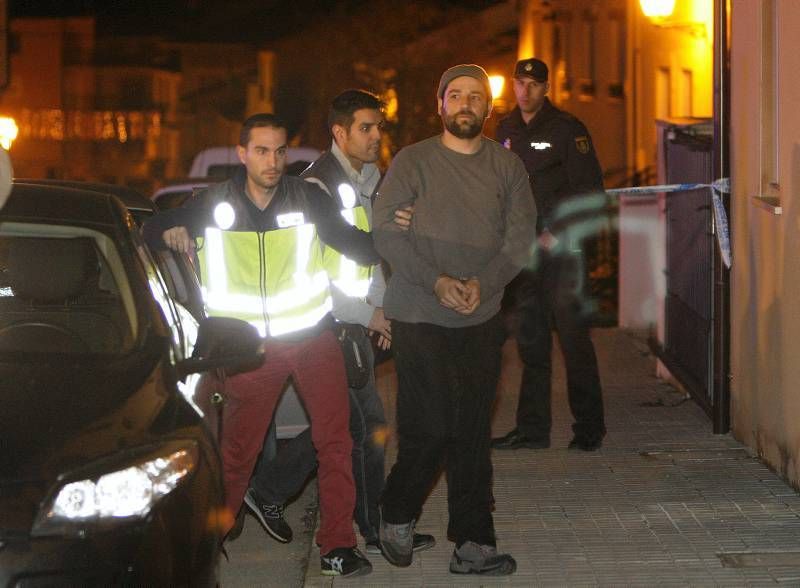 Un turolense estrella su coche contra la sede del PP en Madrid