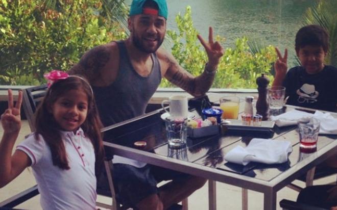 Alves disfruta de las vacaciones con sus niños