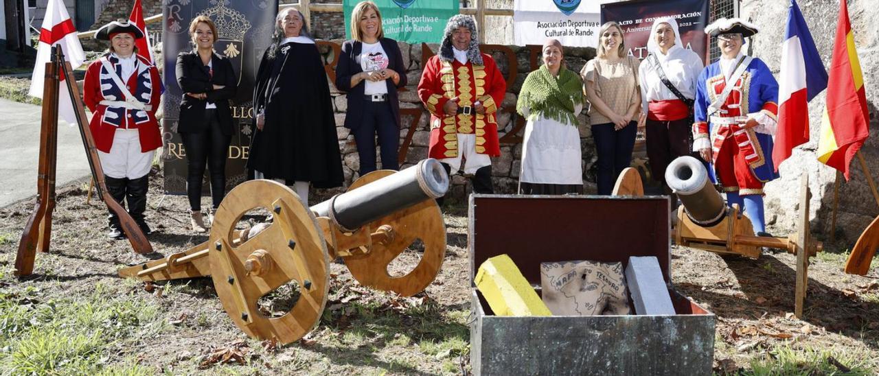 La alcaldesa redondelana, Digna Rivas, ayer, con miembros de la organización de la fiesta.  // ALBA VILLAR