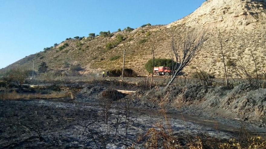 Un incendio en Nonaspe corta durante cuatro horas la vía del tren