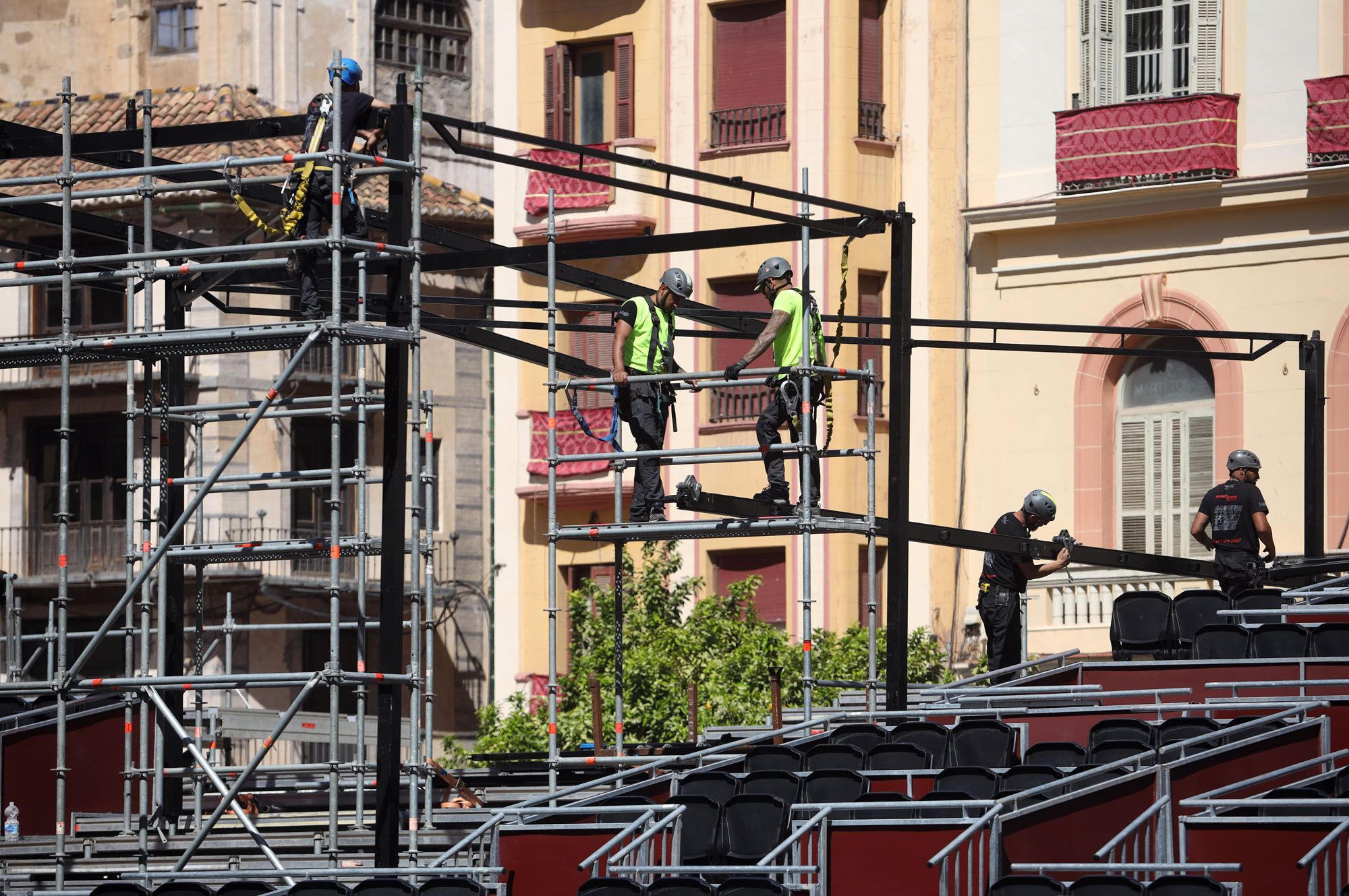 Semana Santa 2023 | Preparativos y montaje de la tribuna en el Centro de Málaga