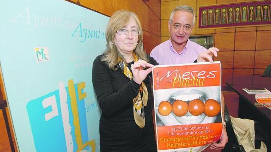 Loli Olavarrieta y Víctor Juez, con el cartel de «Mieres de Pinchu».
