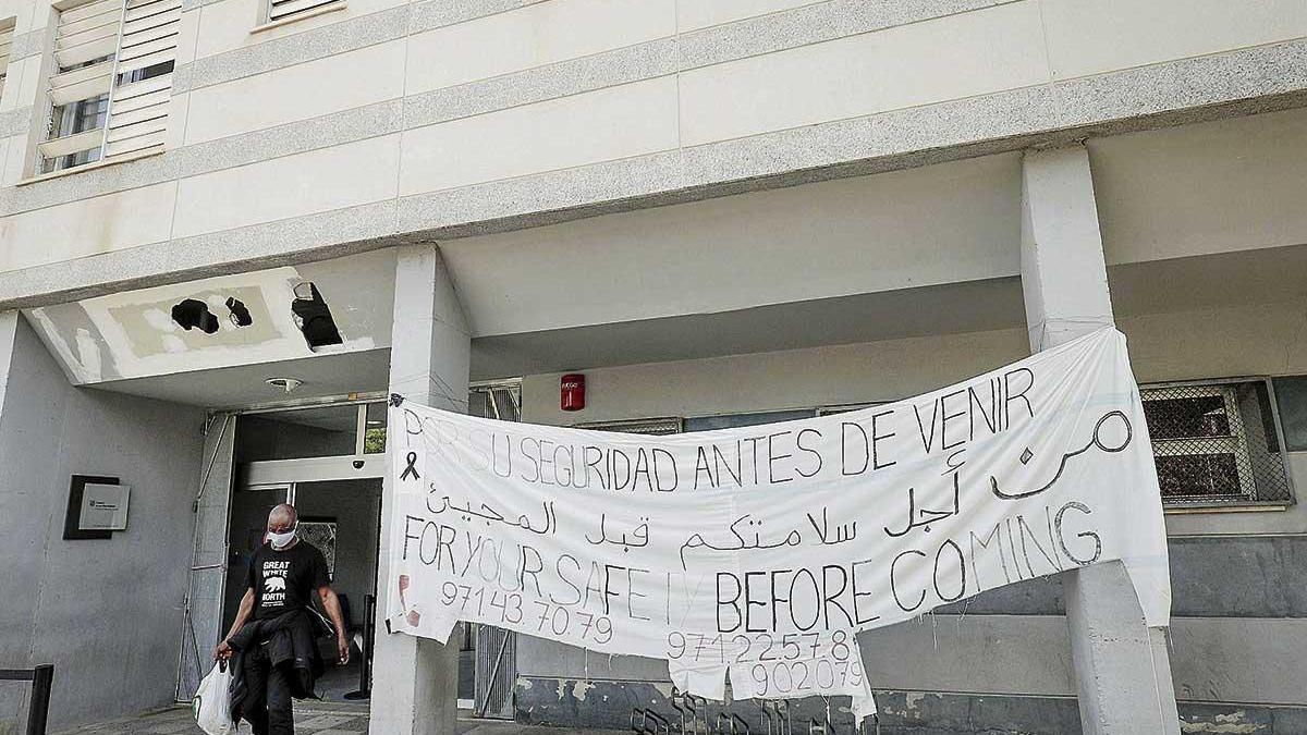 Cartel situado en el Centro de Salud de Son Gotleu, relacionado con los contagios.