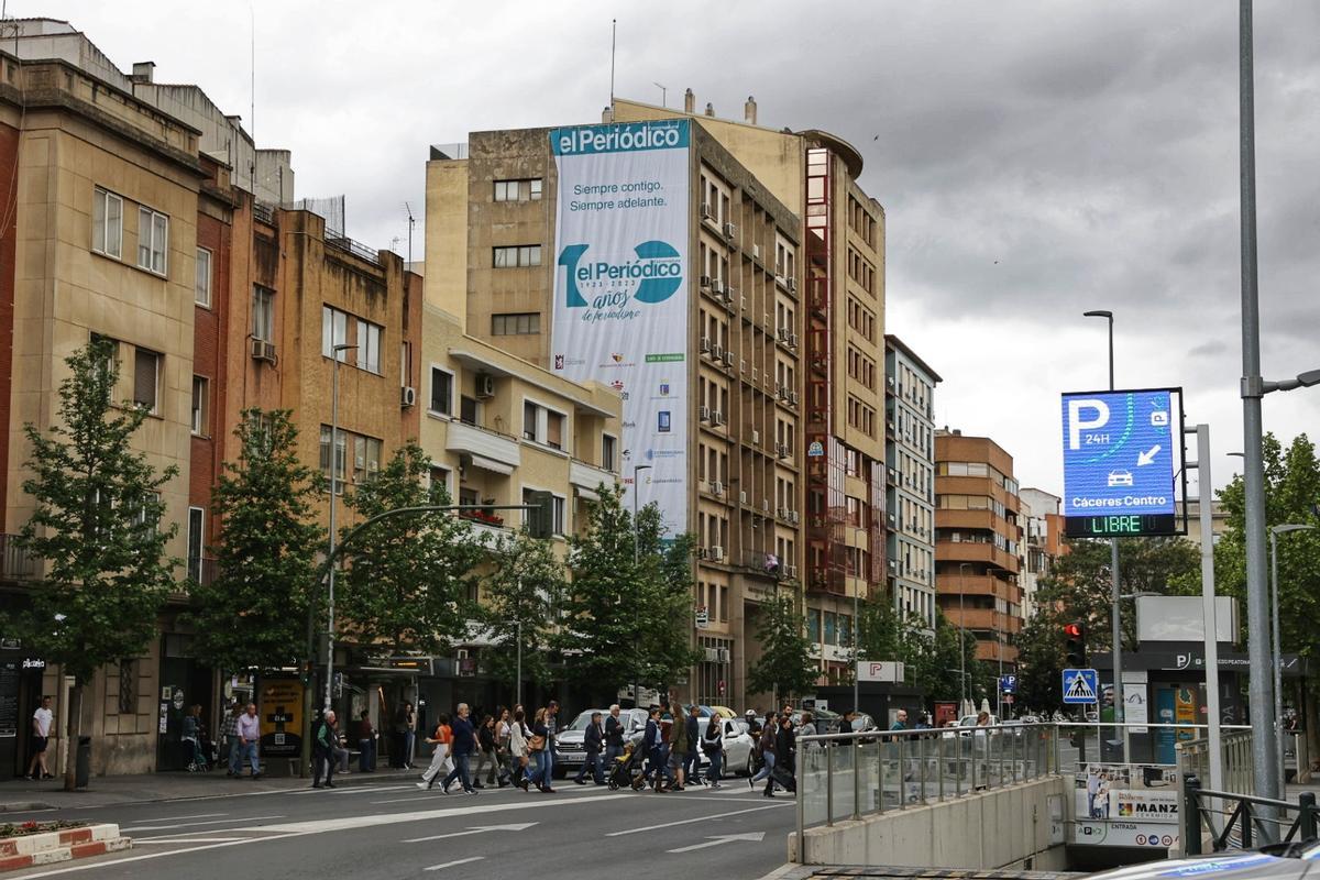 El edificio de sindicatos de Cáceres luce desde el 1 de abril una gran lona en la que se recuerda el lema del Centenario del periódico : «Siempre contigo, siempre adelante».