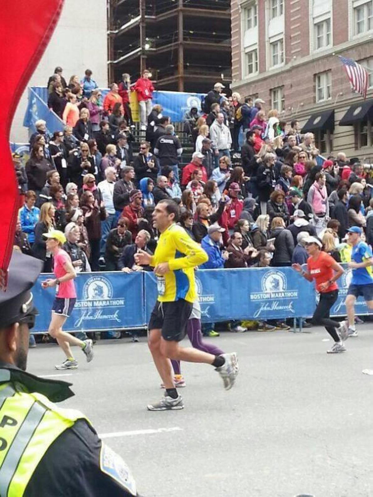 Iván Pazo, entrando en meta del maratón de Boston en 2013. |  // L. O.