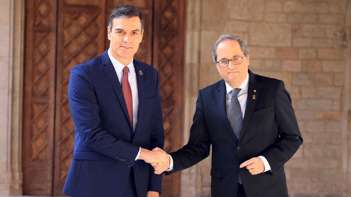Los presidentes del Gobierno, Pedro Sánchez, y y la Generalitat, Quim Torra, durante su encuentro en el Palau, este jueves