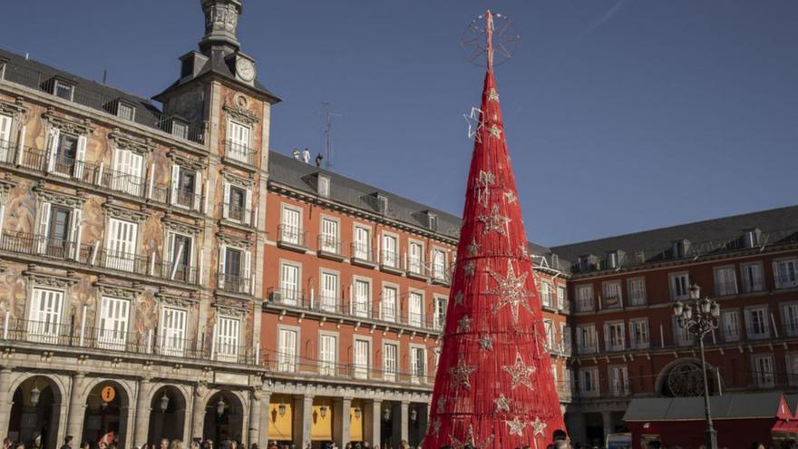 Un árbol rojo de tul y estrellas diseñado por Roberto Verino luce en la plaza Mayor de Madrid