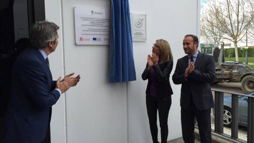 Teniente inaugura la nueva residencia de investigadores de Almendralejo