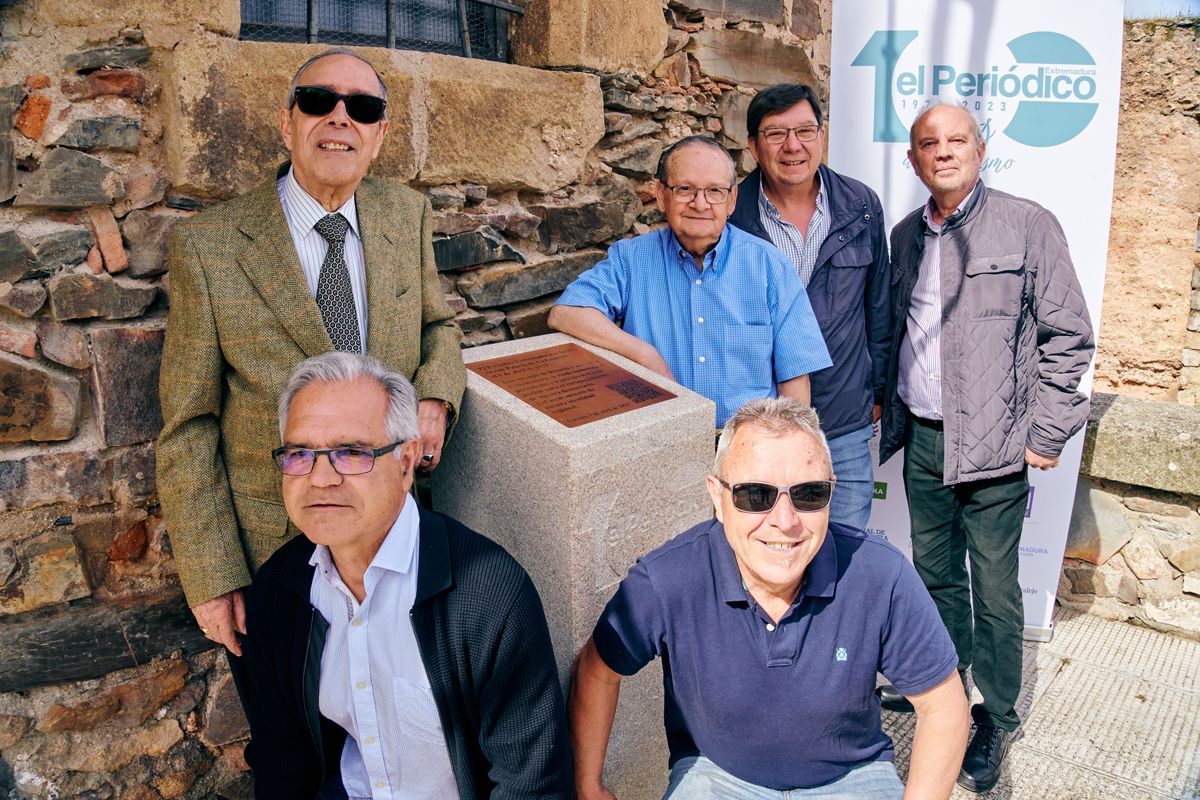 El Periódico Extremadura descubre un monolito con motivo de su centenario