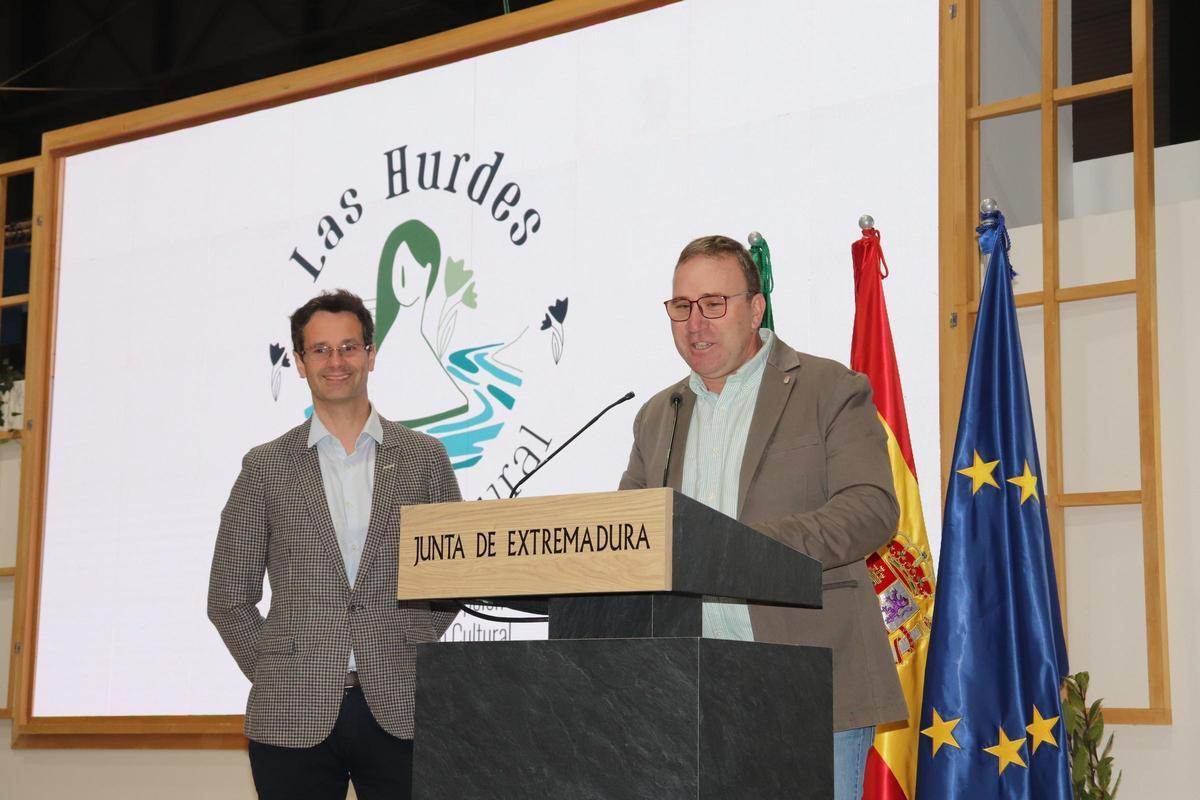 El técnico de la Diputación de Cáceres, Miguel Ángeñ Gil y el presidente de Adic Hurdes, José Luis Azabal.