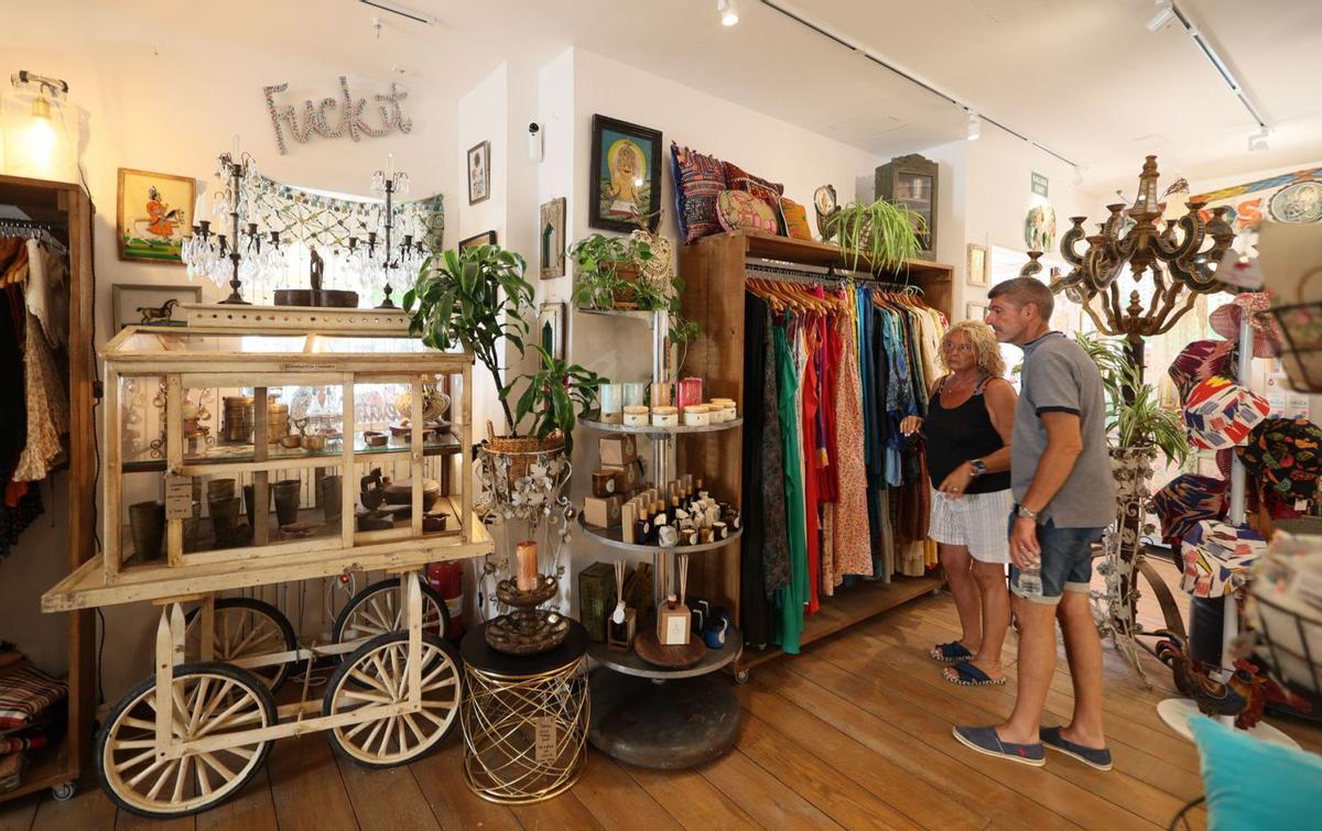 Dos clientes observan con atención varios accesorios en el interior de la tienda La Galería Elefante. | FOTOS: MARCELO SASTRE