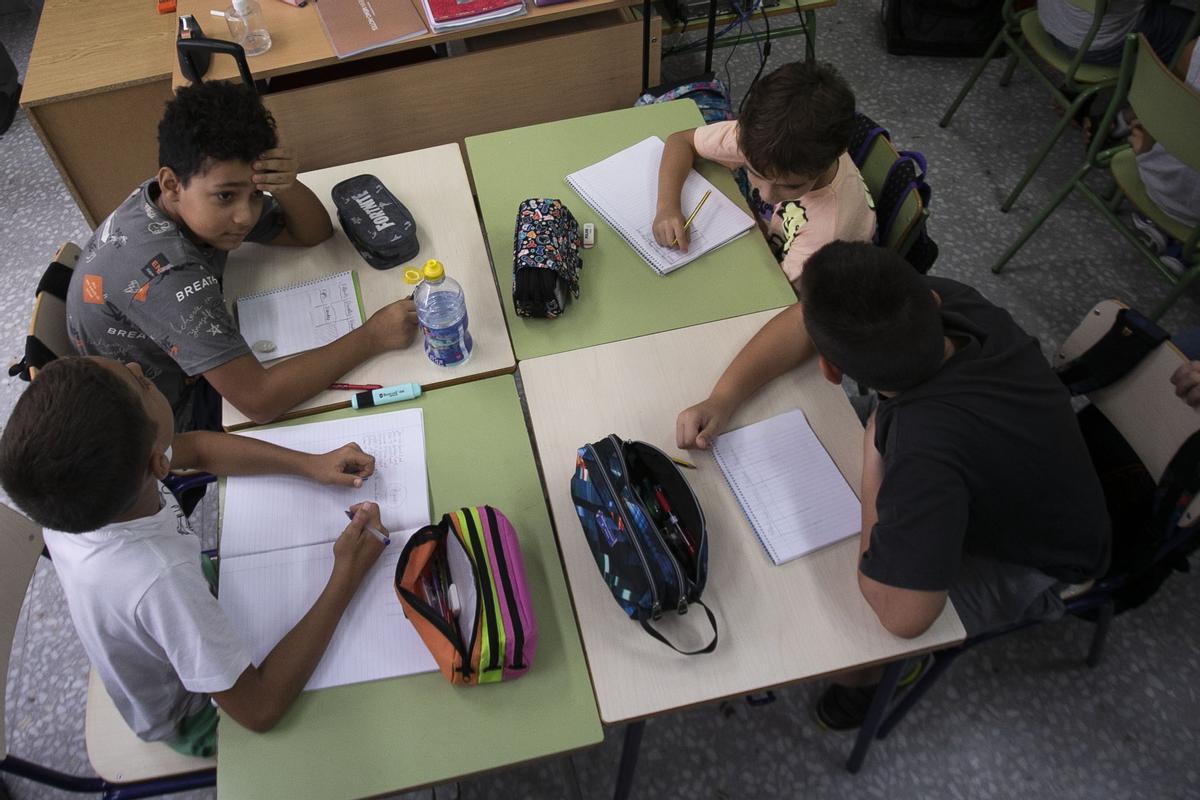 Valencia. Inicio del curso escolar, CEIP El Grau. Alumnos en clase. Archivo