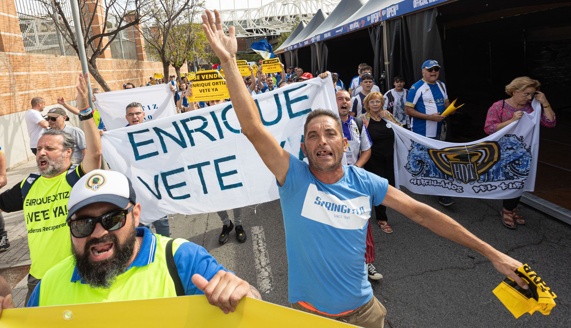 Protestas dentro y fuera del estadio del Rico Pérez