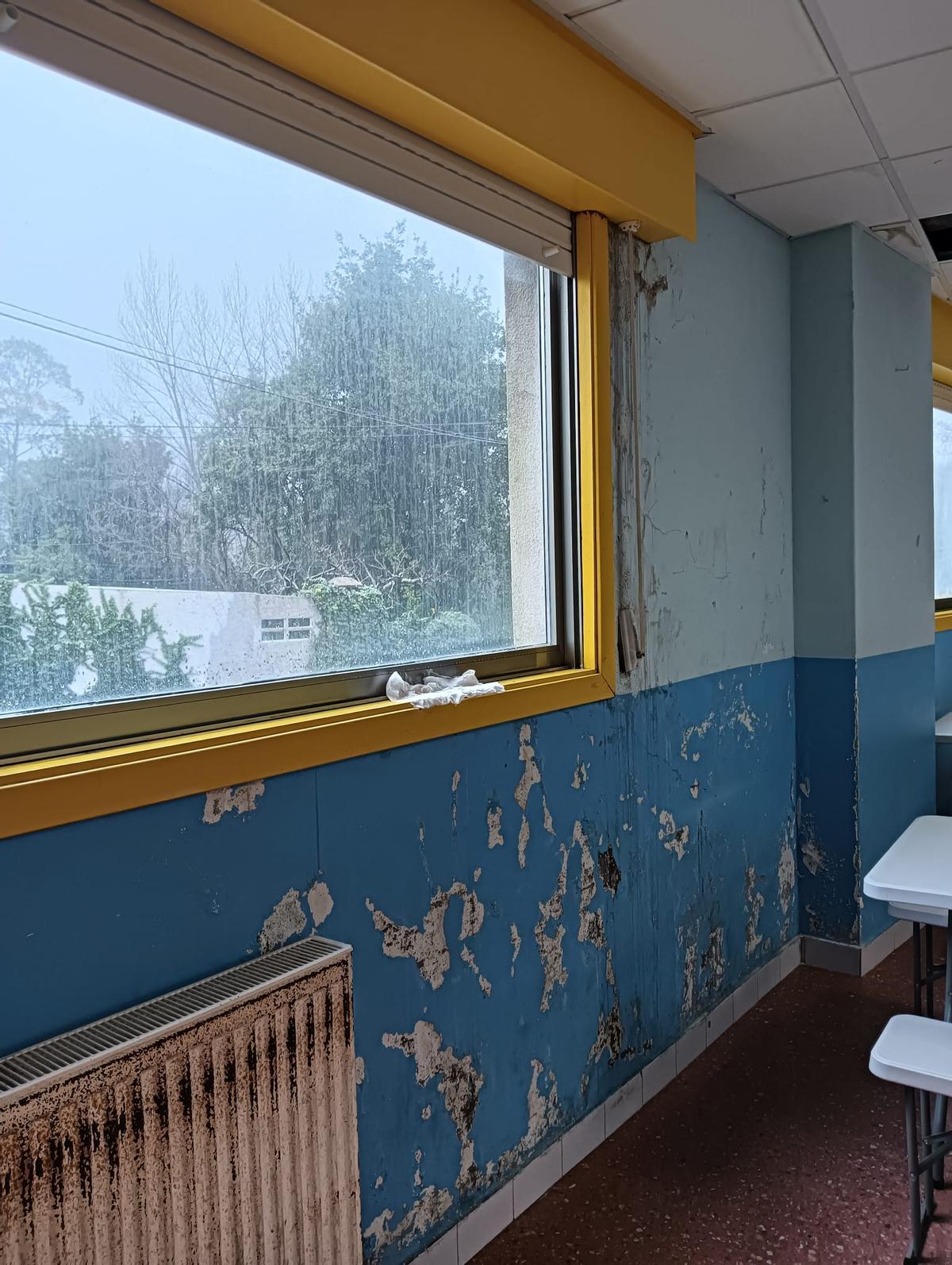 Estado de las paredes del comedor del CEIP de Santa Cruz, en Oleiros