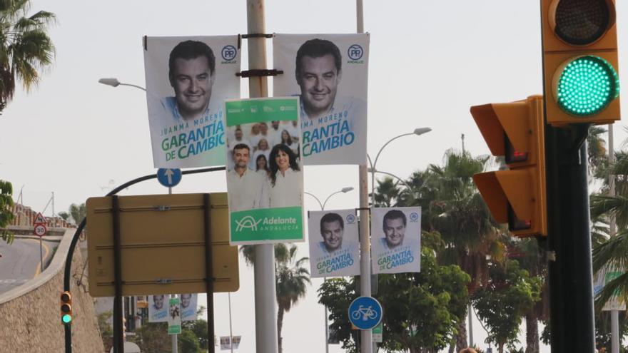 Los carteles del Partido Popular y los de Adelante Andalucía se entremezclan en la campaña del 2-D.