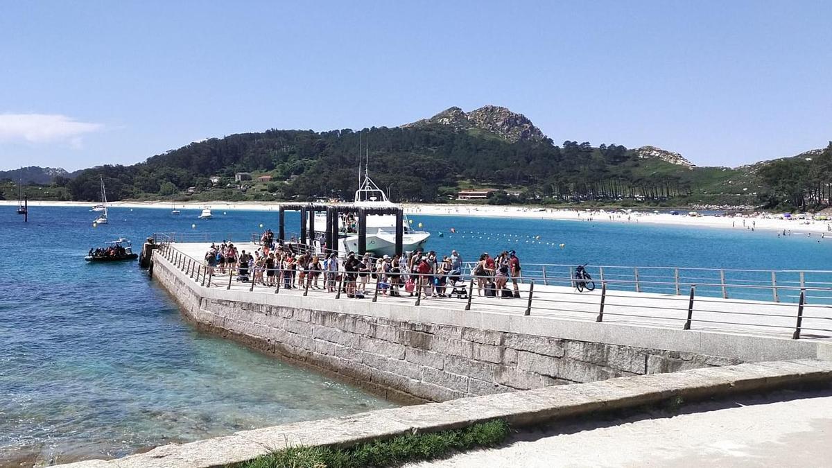 Viajeros desembarcando en el muellde las islas Cíes.