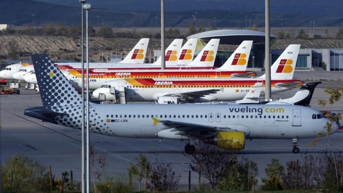 Un avión de Vueling y varios de Iberia en la T4 del aeropuerto Madrid-Barajas .