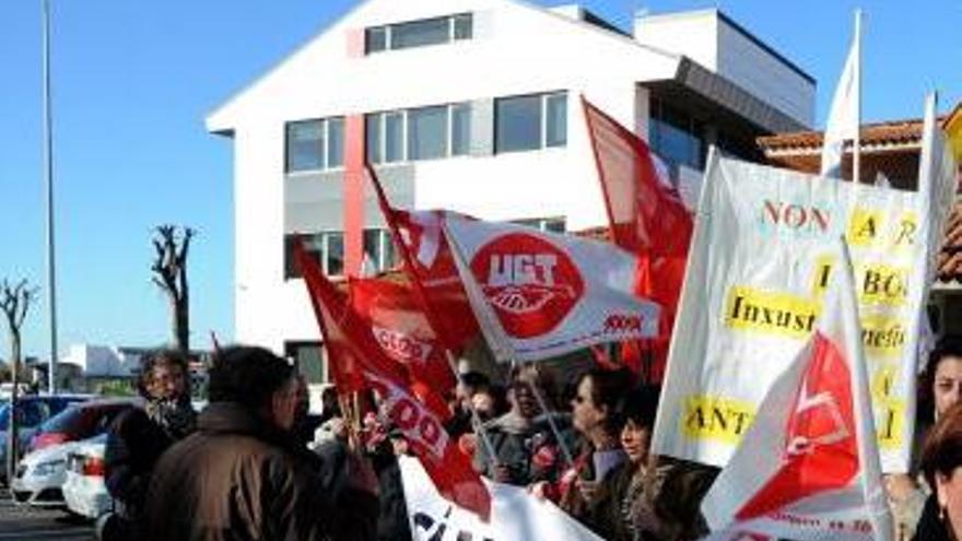 Imagen de archivo de trabajadores y sindicalistas como Juan Caneda (1º i.) a las puertas del Intecmar.