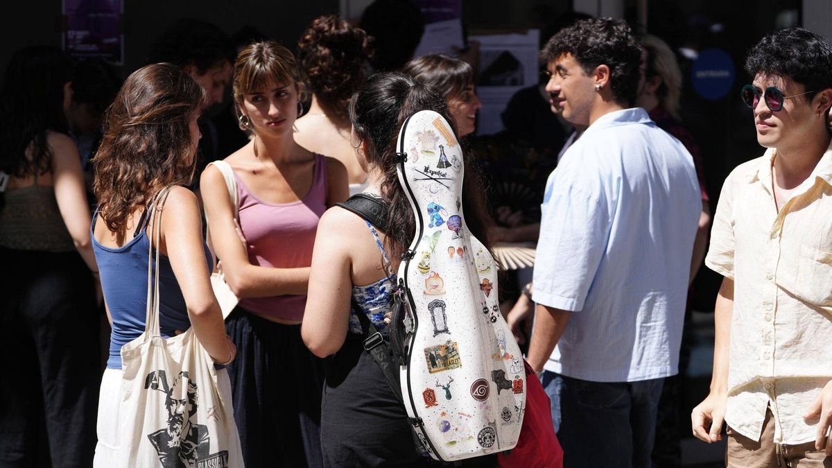 Alumnos y alumnas del Conservatori del Liceu se concentran en la sede del conservatorio de Nou de la Rambla para protestar contra los abusos
