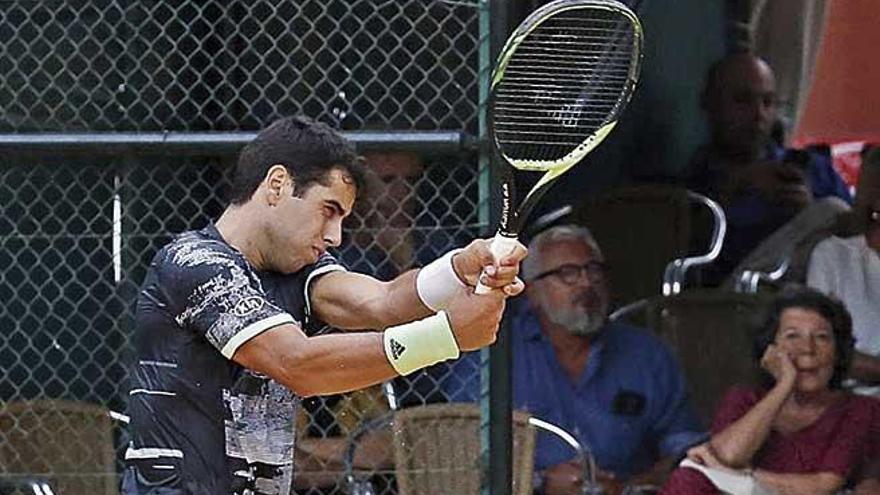 Jaume Munar golpea de revÃ©s durante la final disputada en el Real Club de Tenis Betis.