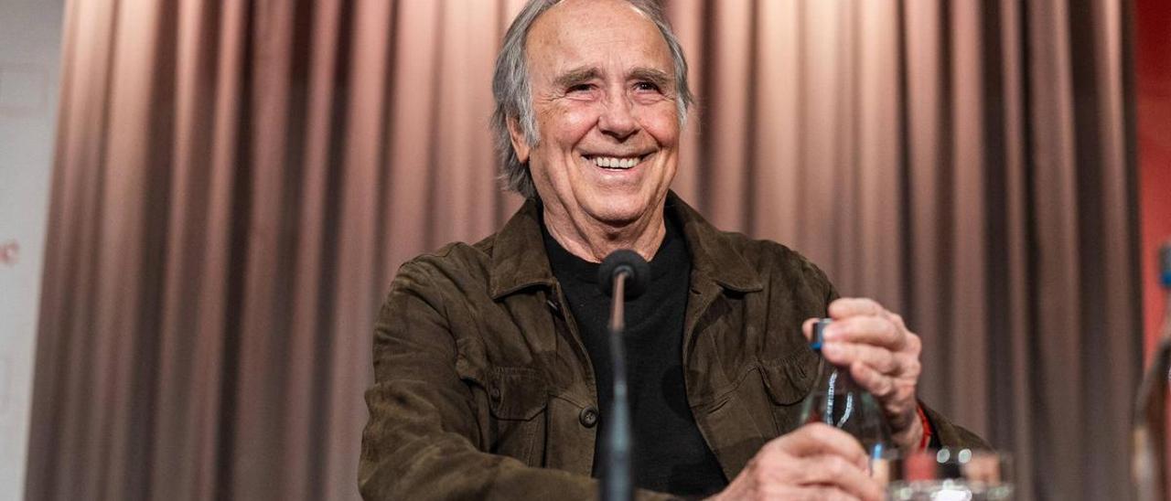 Joan Manuel Serrat, flamante premio Princesa de Asturias de las Artes, atiende a los medios en la sede de la SGAE en Barcelona, este miércoles 24 de abril.