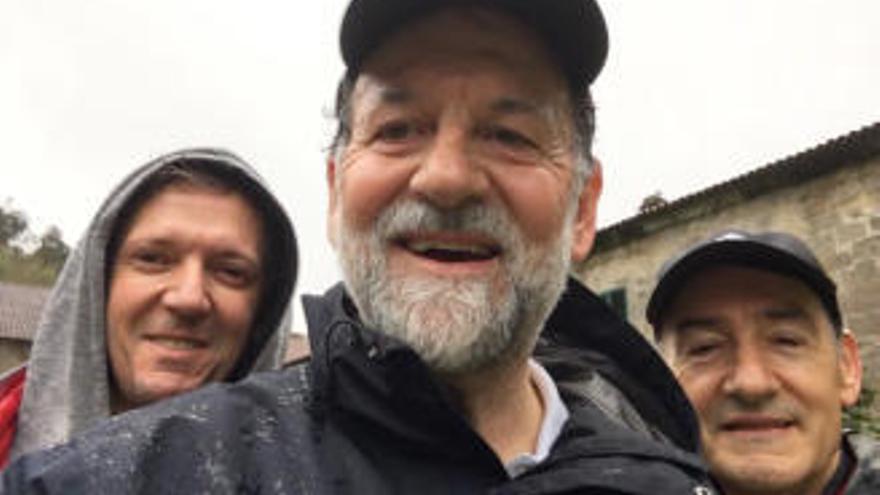 Rajoy comienza el año caminando bajo la lluvia del monasterio de Armenteira