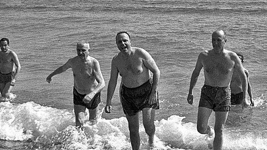 Manuel Fraga, bañandose en la playa de Palomares, en 1966.