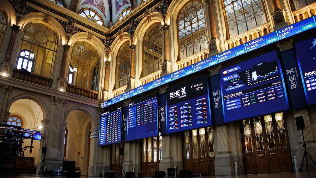 Archivo - Paneles del Ibex 35 en el Palacio de la Bolsa en Madrid (España).