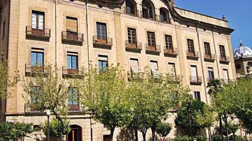 Façana i jardins del Palau Episcopal de Solsona