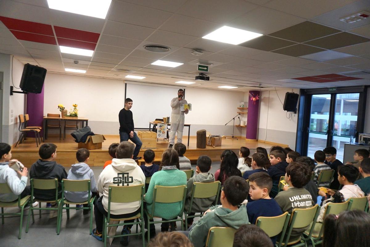 Á esquerda, o concelleiro de Política Social, Avelino Souto, durante a charla de David Liñares no CEIP Xesús Golmar.