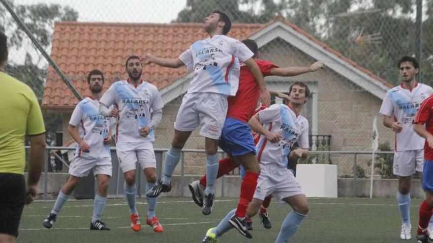 Un jugador del Cruceiro y otro del Ciudad de Pontevedra luchan por un balón. // Santos Álvarez