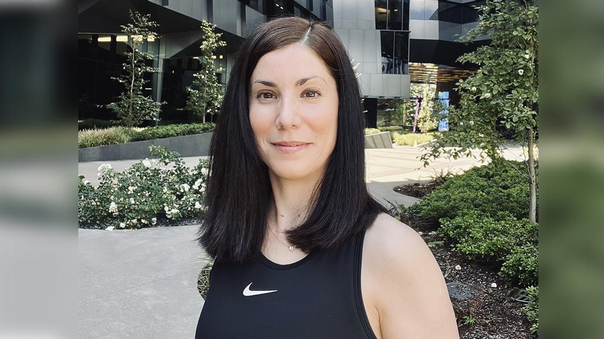 Carolina, ante el edificio Serena Williams, donde trabaja,en el campus mundial de Nike en Beaverton.