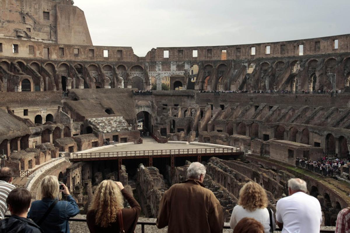 Un grup de turistes visiten el Colosseu de Roma, aquest matí. Un grup de turistes visiten el Colosseu de Roma, aquest matí.