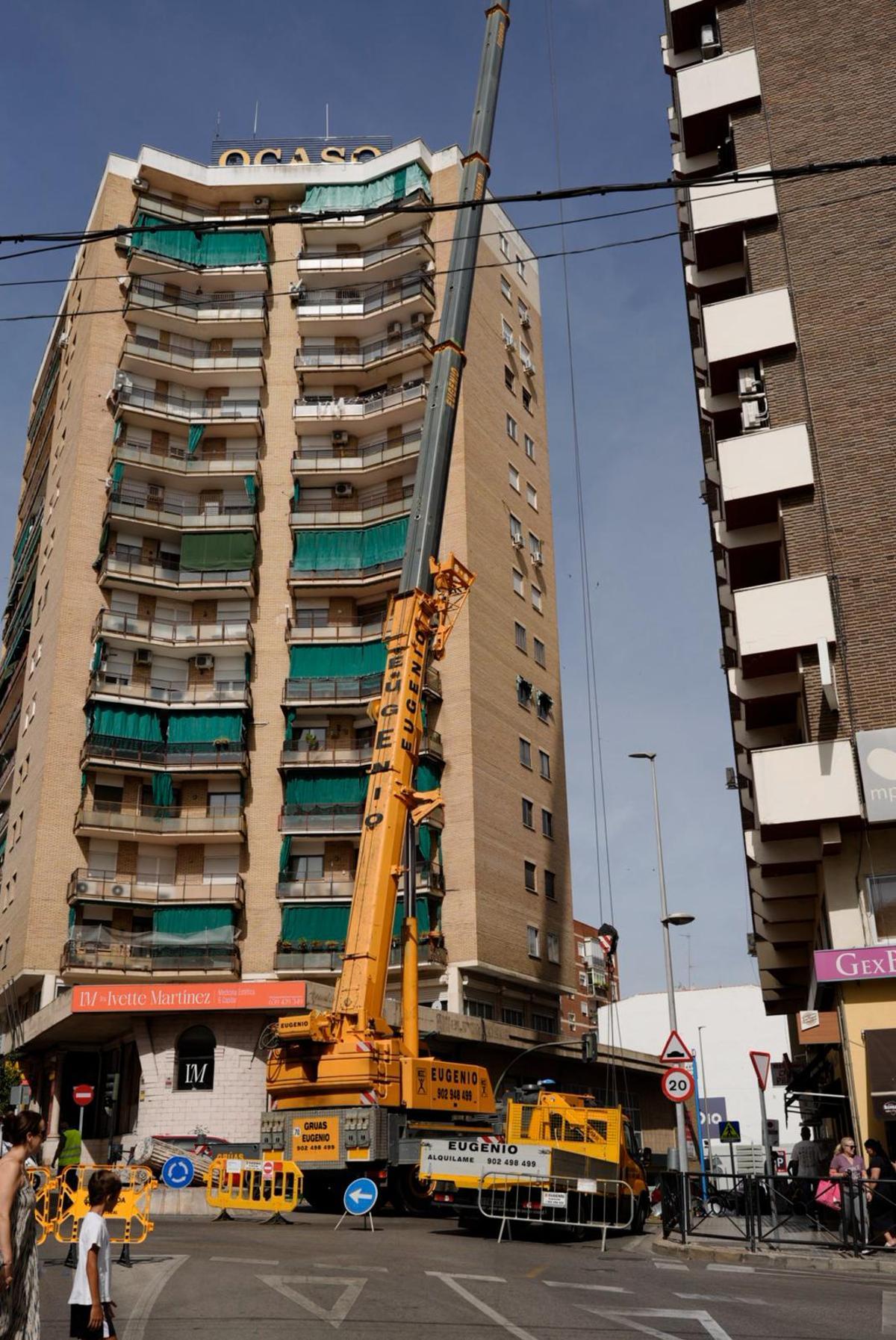 La colosal grúa instalada en el entorno de la Torre de Mérida durante los trabajos en el sistema de extracción del restaurante.