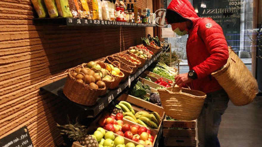 El mostrador de fruites i verdures ecològiques de la botiga Biodrissa.