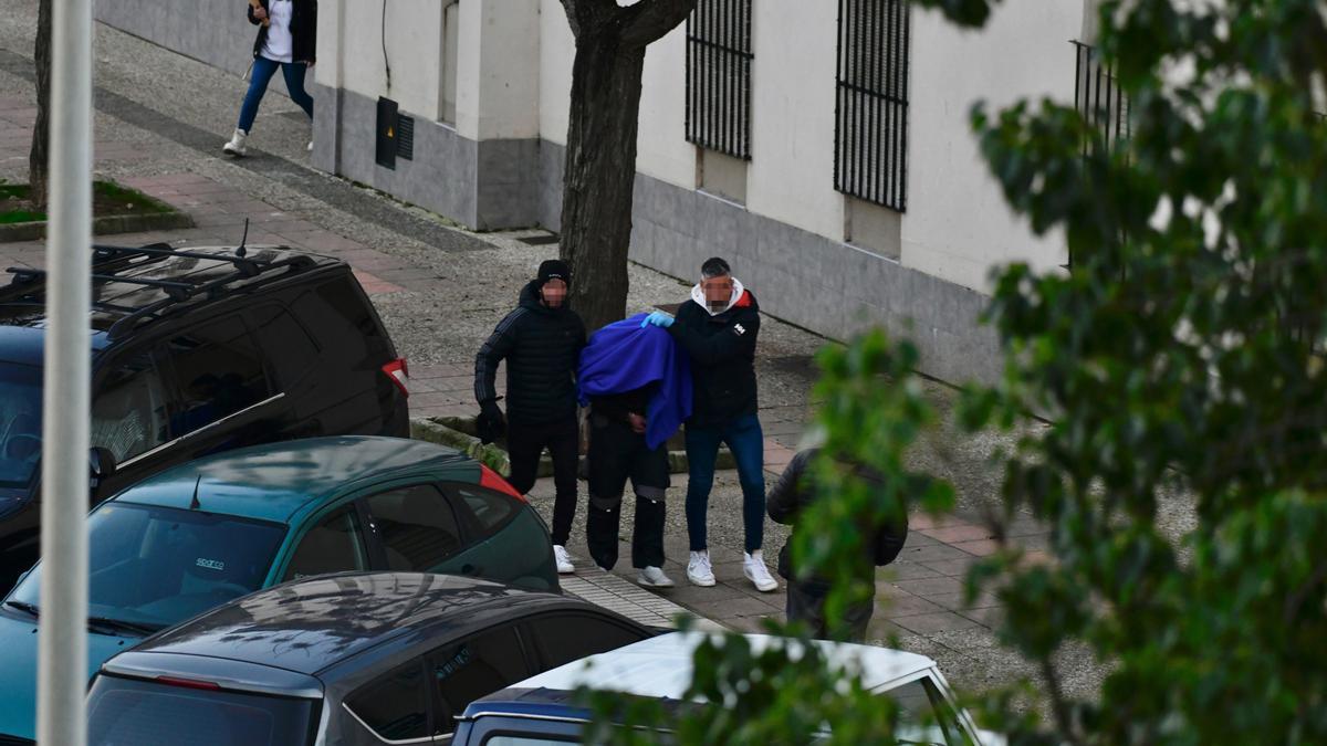 Dos agentes de Policía Nacional detienen al sospechoso del asesinato del niño de ocho años desaparecido en Ceuta.