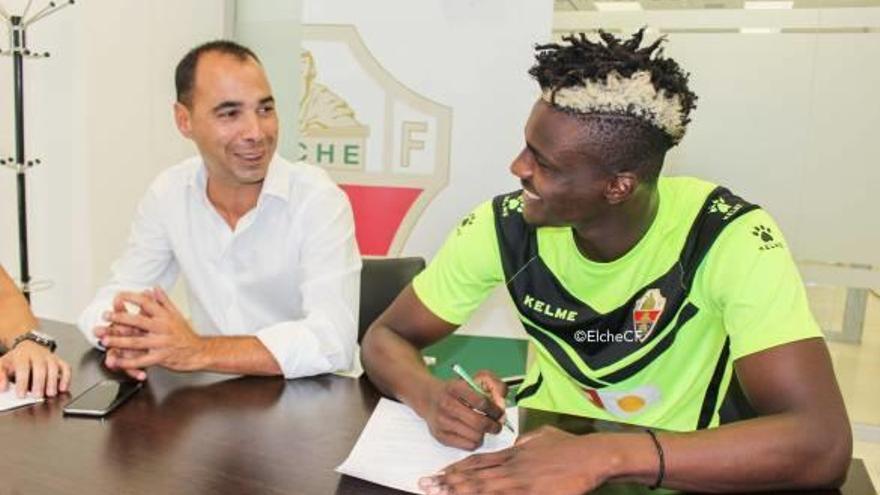 Sory Kaba, junto a Jorge Cordero, durante la firma de su contrato.