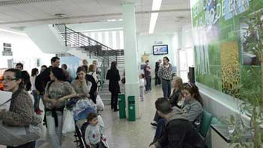 El desempleo baja en 2.573 personas en Extremadura