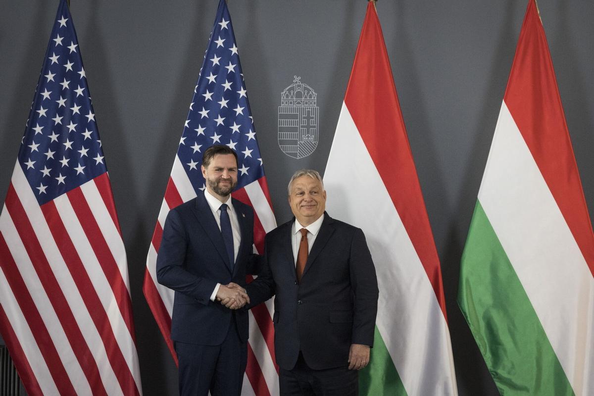 El Primer Ministro húngaro, Viktor Orbán, recibe al Vicepresidente de Estados Unidos, J.D. Vance, en su despacho, el antiguo Monasterio Carmelita de Budapest, Hungría