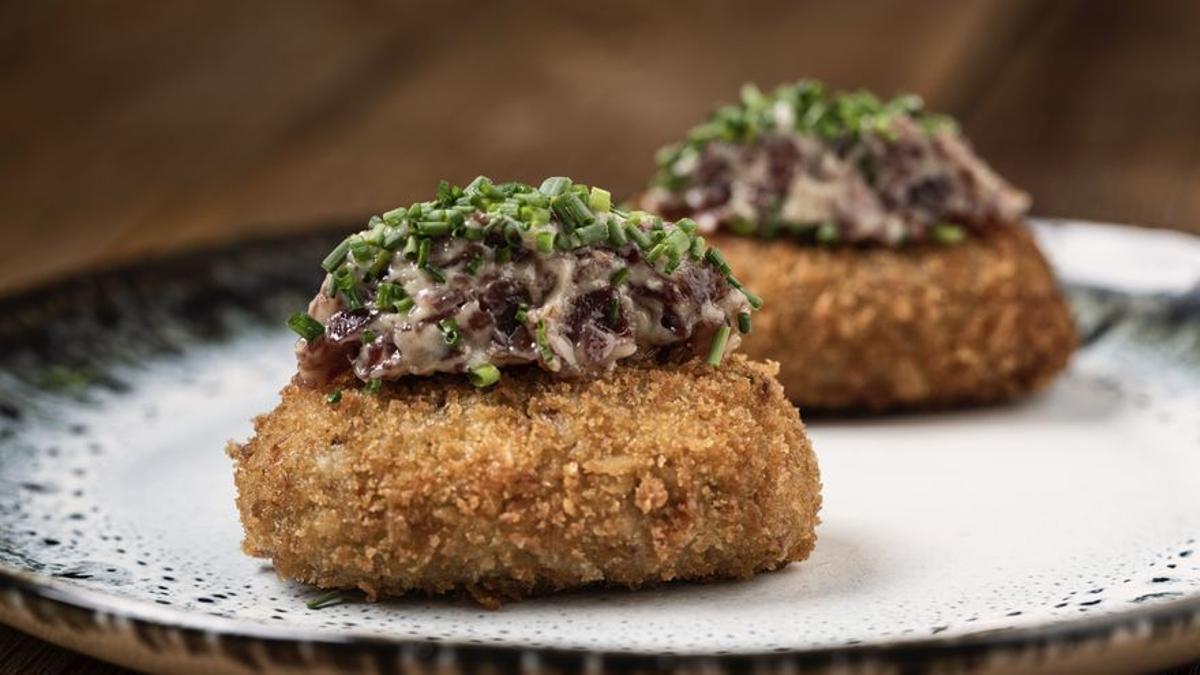 La croqueta con 'quenelle' de cecina de Santiago Tradición.