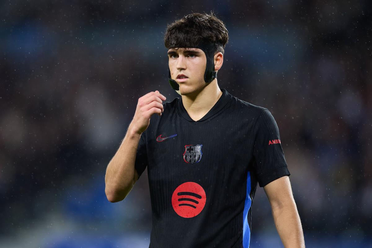 Pau Cubarsí, jugador del FC Barcelona, con máscara en Anoeta.