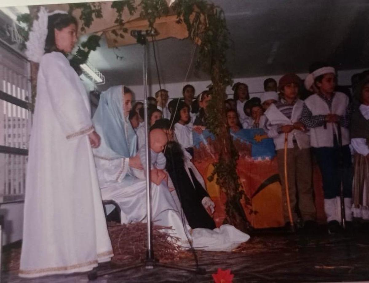 A la izquierda, la hoy alcaldesa de Ribeira, María Sampedro, en el papel de ángel en una obra de teatro en su colegio.