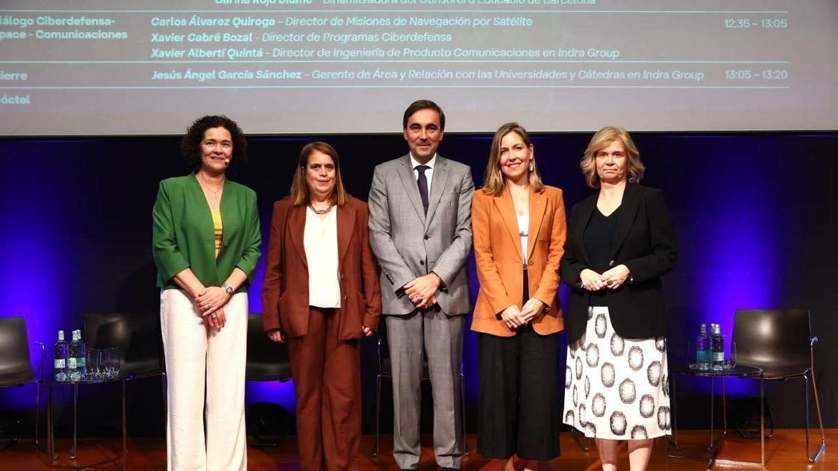 De izquierda a derecha: Anna Orti, directora de negocio de Indra en Catalunya; María Fernanda Silles, directora del Área de Captación de Talento en Indra Group; Enric Blasco, director Territorial de Indra en Catalunya; Maria Galindo Garcia-Delgado, secretaria de Políticas Digitales de la Generalitat; y María del Carmen Moneva, directora general de RRHH de Indra.