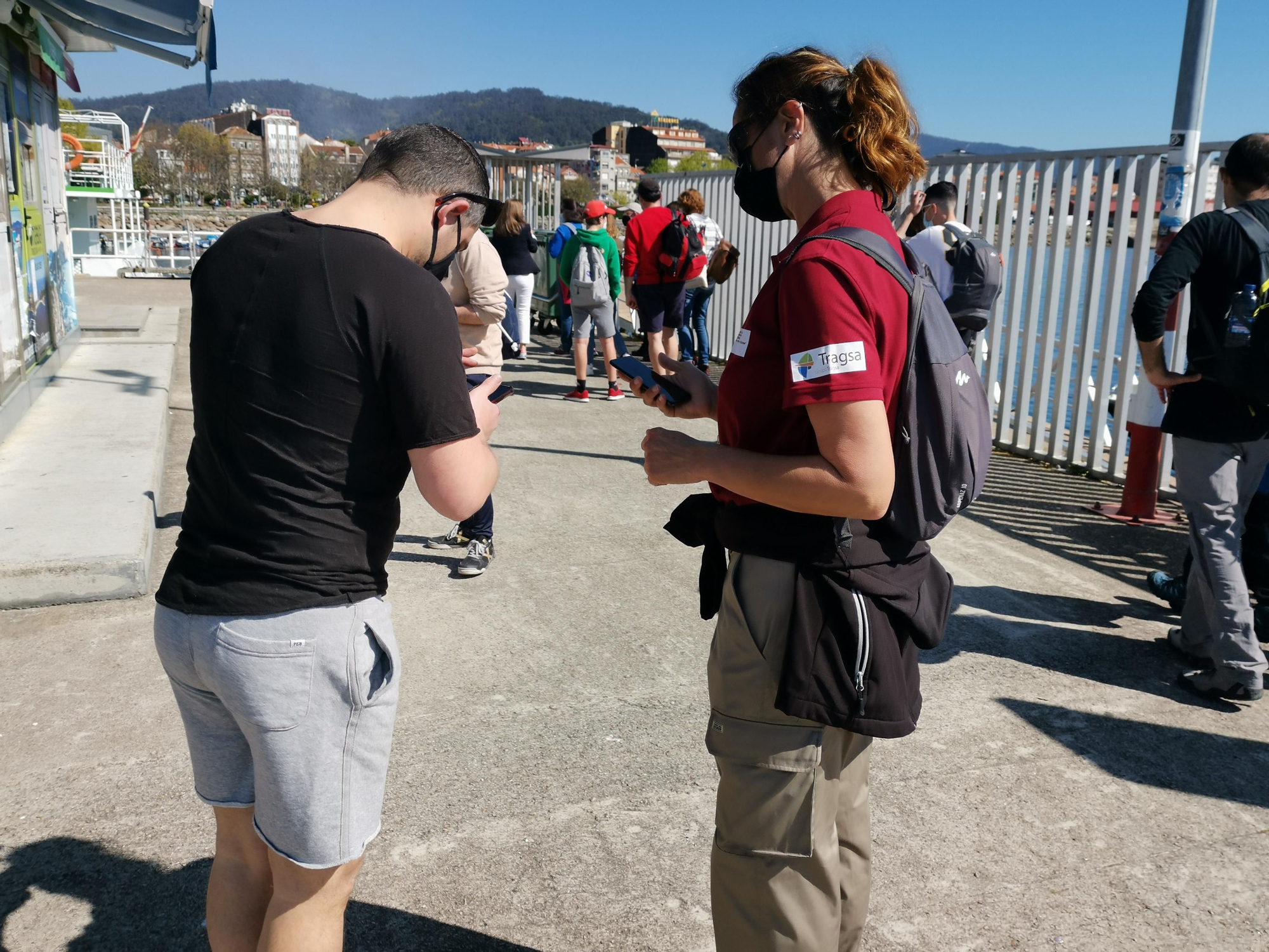 Una trabajadora controla las autorizaciones QR de los visitantes a Cíes en el muelle de Cangas.