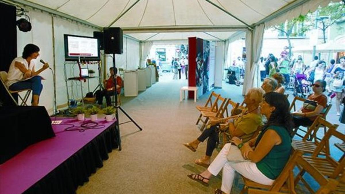 Conferencia 8 Charla de Creu Roja, en la plaza de la Revolució en las pasadas fiestas de Gràcia.