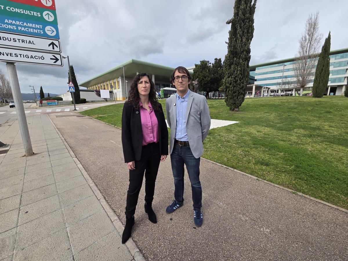 Los socialistas Amanda Fernández y Iago Negueruela esta mañana frente a Son Espases.