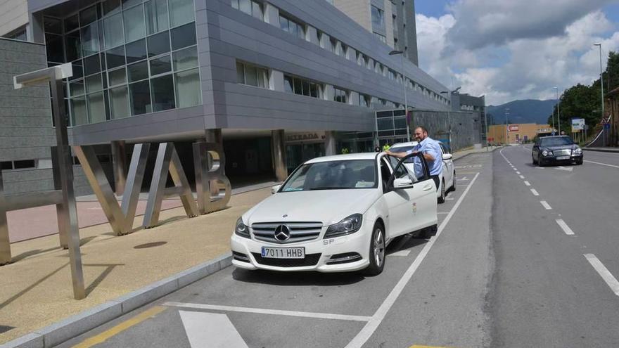 La parada de taxis del Hospital Álvarez-Buylla de Mieres.